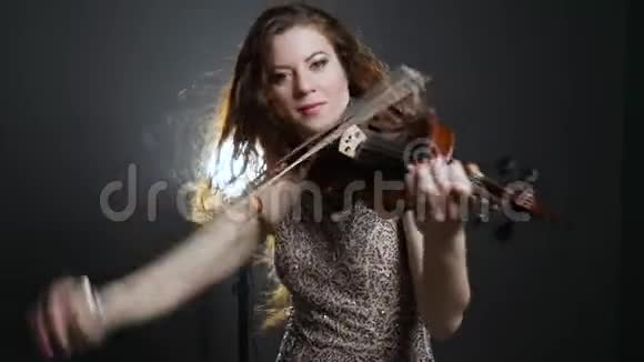 爱乐乐团音乐艺术家在弦乐器上演奏摇发视频的预览图