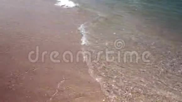 沙滩上海浪的特写视频的预览图