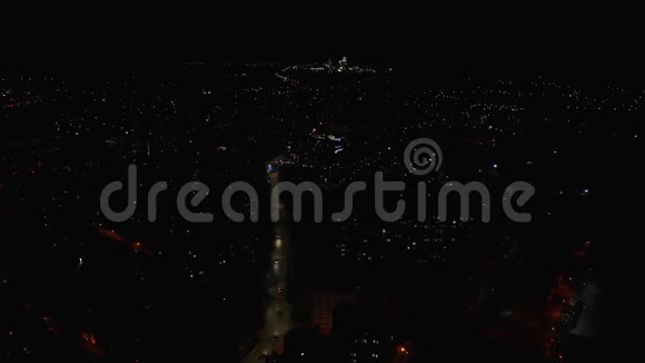 一个明亮的欧洲城市的夜景视频的预览图