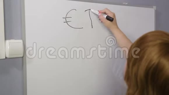 一个女人背着她站着在白板上有货币和利息的迹象时光飞逝视频的预览图