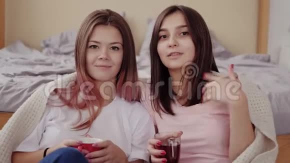 女孩友谊亲密关系幸福的关系视频的预览图