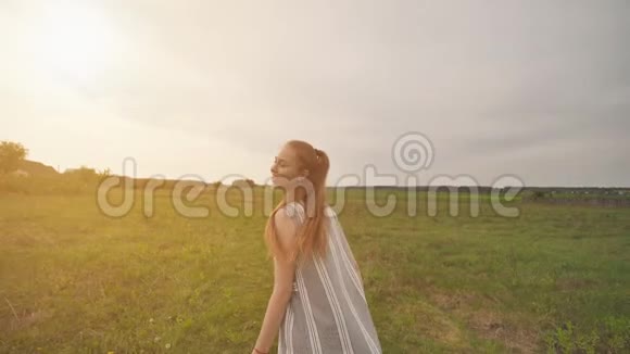 一个留着长发的女孩在田野里跑来跑去炫耀她的长发视频的预览图