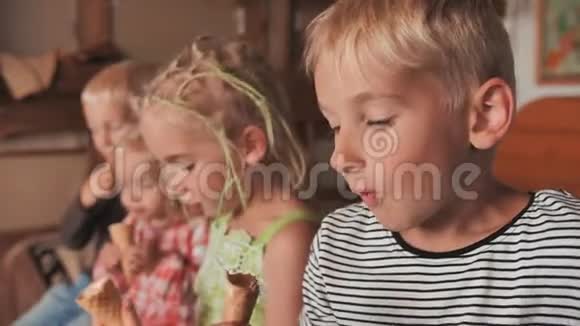 幼儿两兄弟两姐妹在家吃冰淇淋视频的预览图