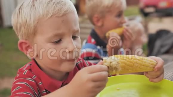 幼儿吃煮玉米视频的预览图