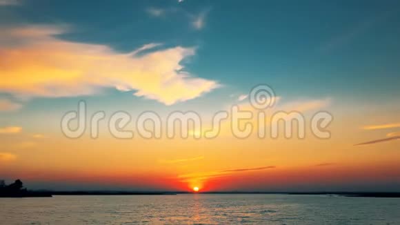 日落时的夏季河流景观视频的预览图