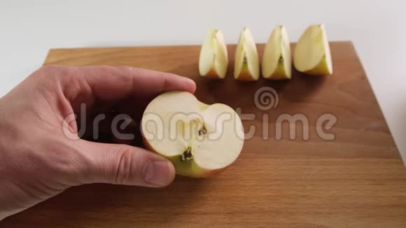 人在木板上用刀切红苹果快关门视频的预览图