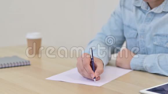 男性手在纸上写字合上视频的预览图