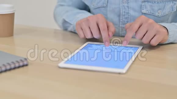 在平板电脑上用男性手打字视频的预览图