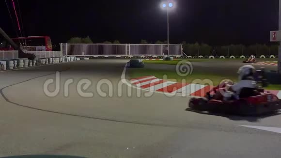 卡丁车在赛道上比赛视频的预览图