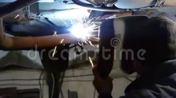 在工厂工作的焊工视频的预览图