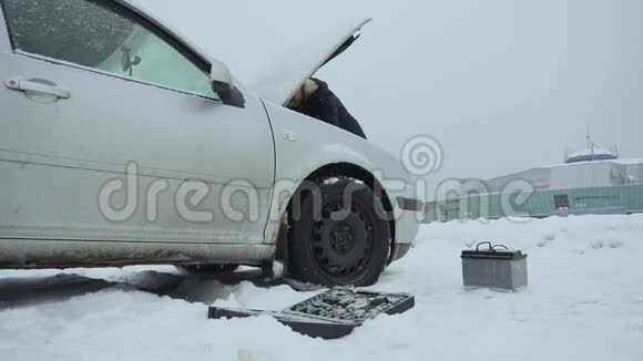 人们在冬天降雪时修理或修理破车汽车故障或问题汽车电池和一套工具视频的预览图
