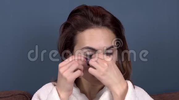 年轻女子把补丁贴在脸上蓝色水凝胶贴片以恢复面部皮肤的活力坐在里面的女孩视频的预览图
