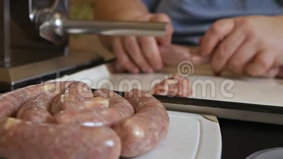 一个男人做自制的炸香肠烤猪肉香肠视频的预览图