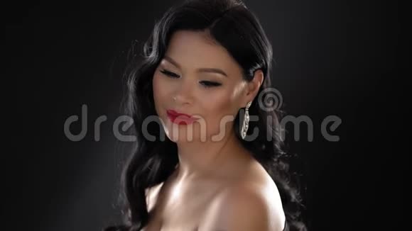 美丽的亚洲女士化妆定期特写睁开眼睛视频的预览图