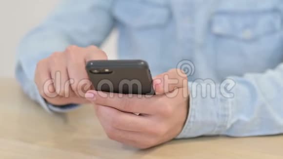 用男性的双手合上智能手机的打字视频的预览图