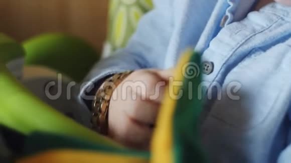 小男孩坐在厨房的高椅子上和妈妈玩手表视频的预览图