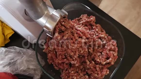 在家做碎肉灌装是通过研磨机筛出来的厨房里切肉的过程视频的预览图