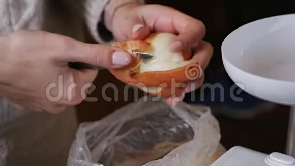 女人用手煮洋葱用刀剥洋葱女孩用刀剥洋葱烹饪食品视频的预览图