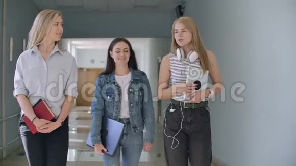 三个年轻女孩走在大厅里交流视频的预览图