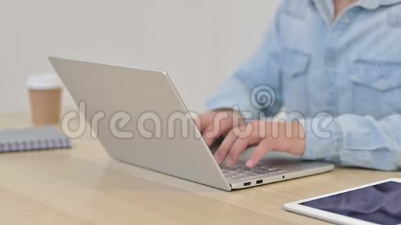 使用笔记本电脑的人用手指指向摄像机关闭视频的预览图