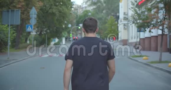 近景后景城市户外走街串巷的成年白种人运动男性慢跑者的画像视频的预览图