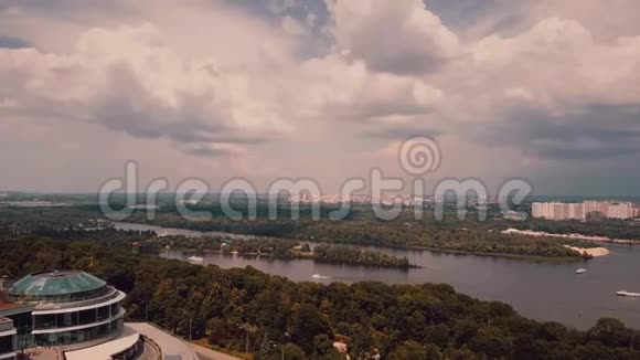 空中勘测乌克兰基辅Dnipro河跨河桥梁视频的预览图