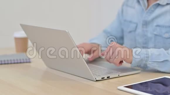 在笔记本电脑上打字的人把拇指竖起来关上视频的预览图