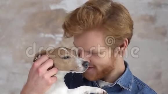 白发苍苍的红发男子与狗玩得很开心视频的预览图