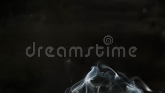 黑色背景上的白色烟雾很漂亮的摆动快关门视频的预览图