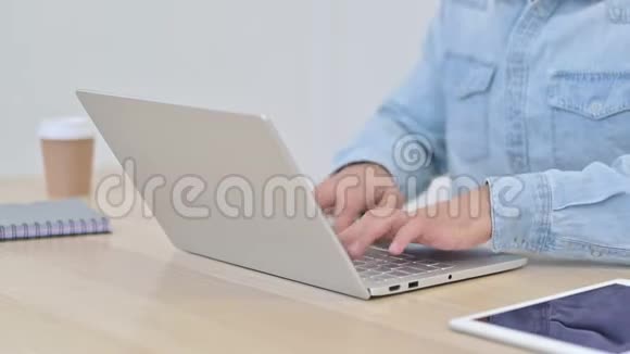 一个愤怒地在笔记本电脑上打字的人关上视频的预览图