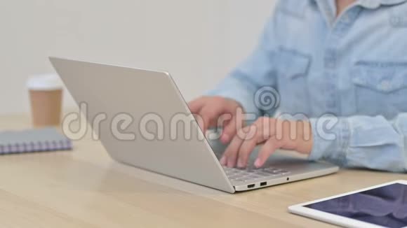 在笔记本电脑上打字的人没有手势关门视频的预览图