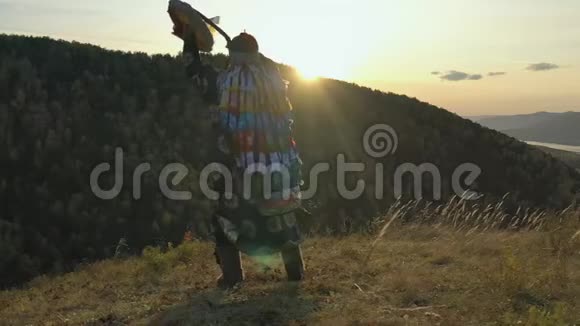 仪式传统舞蹈与鼓鼓西伯利亚萨满在日落视频的预览图