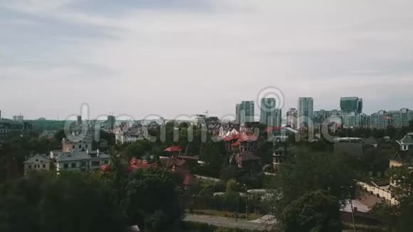 空中勘测乌克兰基辅Dnipro河跨河桥梁视频的预览图