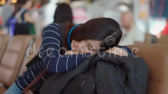 女旅客睡在机场等候延迟航班视频的预览图