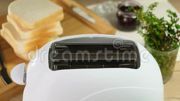 白色烤面包机为早餐准备面包快关门视频的预览图