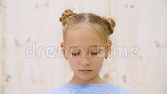 在摄影棚的灯光背景上描绘悲伤的少女闭上脸不开心的女孩低头看着压抑悲伤视频的预览图