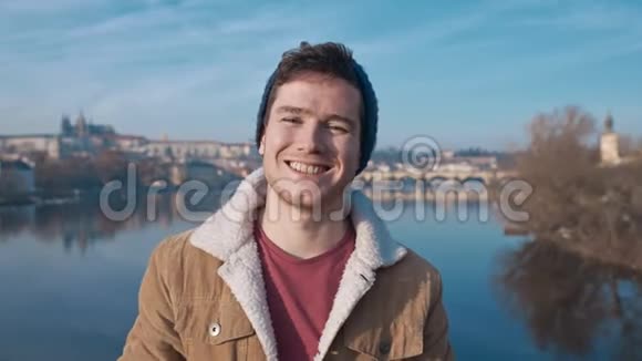 快乐的男人画像旅游生活方式理念拍摄于雷德4k10位颜色视频的预览图
