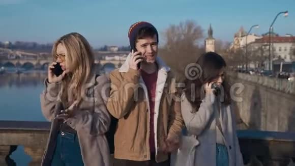 人们站在街上在电话里争吵社会问题冲突多样性关系工作观念视频的预览图