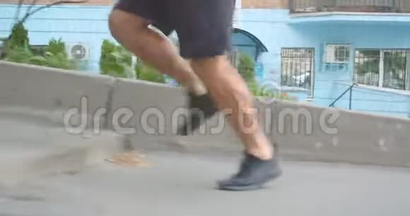 城市街道上慢跑的成年运动男跑者的特写侧景肖像视频的预览图