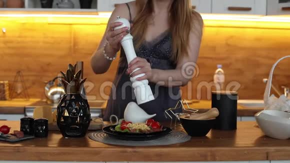 厨房里有女人在吃色拉视频的预览图