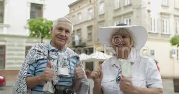 快乐的高二游客在市中心跳舞前往乌克兰利沃夫视频的预览图