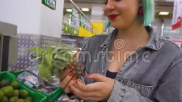 超市挑选椰子的少女视频的预览图