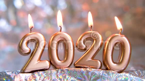 文字2020年金烛燃烧模糊的银色背景圣诞快乐新年快乐选择性重点视频的预览图