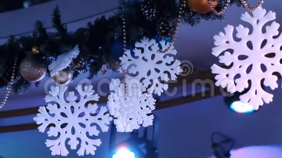 雪花形式的圣诞装饰品视频的预览图
