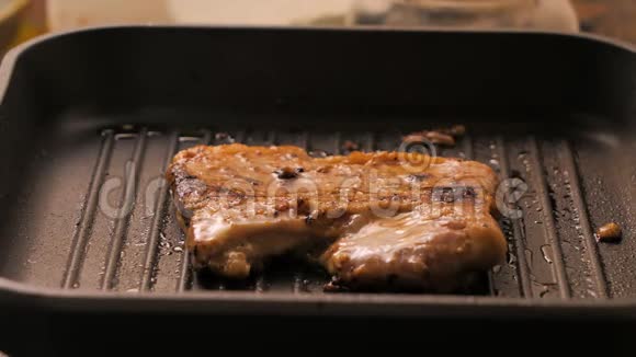 近景炒菜和烤猪肉牛排在热锅选择焦点浅田深视频的预览图