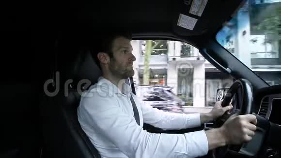 一位中年职业司机在方向盘后专心驾驶他的车辆HD24FPS视频的预览图