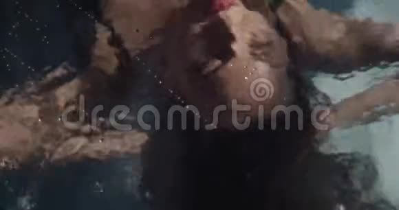 穿着黑色裙子的女人化妆在水下游泳抬头4k视频的预览图
