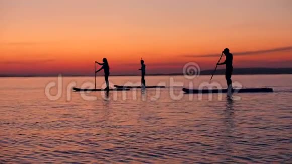 三个人站在冲浪板上吃饭视频的预览图