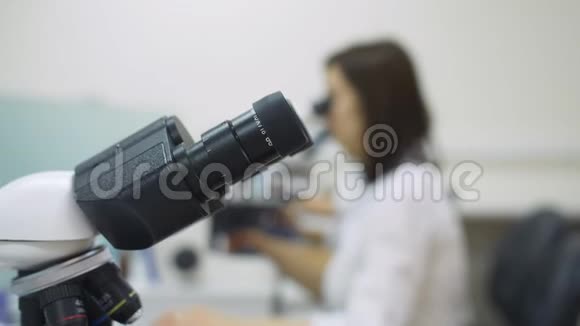 医学实验室细胞学显微镜目镜的特写视频的预览图
