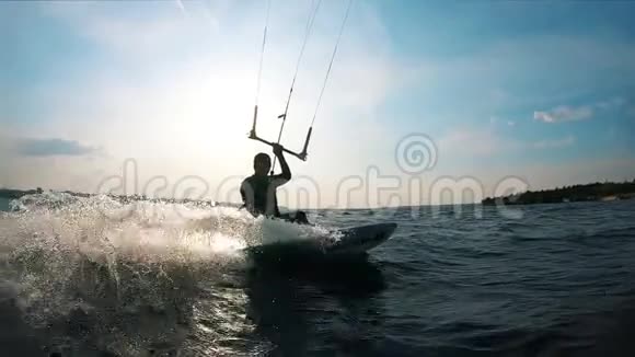 一个人在水上放风筝视频的预览图